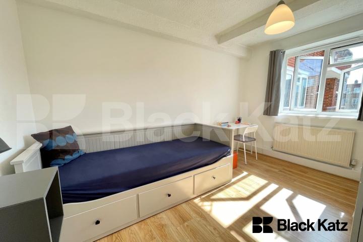 			Under Offer, 3 Bedroom, 1 bath, 1 reception Apartment			 Enid Street, Bermondsey